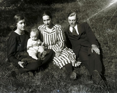 Alma, Gerda, Ernst och lillen.